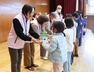 育てた花を高齢者に贈った出雲崎小の児童=出雲崎町川西