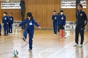 仲間の声を頼りにゴールに向かってシュートする児童ら=妙高市飛田