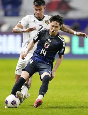 インドネシア戦で競り合う三戸(手前)=パナソニックスタジアム吹田