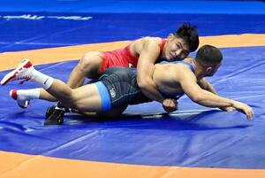男子フリースタイル86キロ級の準々決勝でアゼルバイジャン選手(下)と対戦する石黒隼士=ザグレブ(共同)
