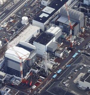 　東京電力福島第１原発。（左から）１号機、２号機、３号機＝２月