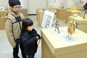 お菓子などの空き箱で作られた「パッケージクラフト」の作品展=1月13日、上越市下門前
