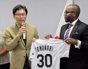 野球のナイジェリア代表監督に就任した友成晋也氏(左)=8日、東京都内