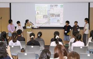 完成紙面を披露し、編集に込めた思いを語る子ども記者たち＝燕市役所