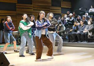 高校生が企画、出演したダンスやバンドの音楽イベント=長岡市大手通1