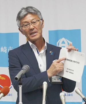 定例記者会見に臨む柏崎市の桜井雅浩市長=3日、柏崎市役所