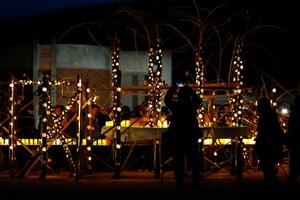 　宮城県石巻市の震災遺構・大川小でともされた竹あかり＝１１日午後６時７分