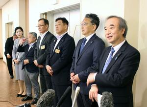 魚沼地域の5市町長と懇談後、報道陣の取材に応じる花角英世知事(右)=5月21日、魚沼市