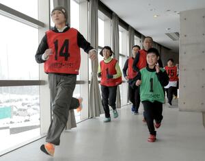 申告したタイムを目指し、屋内コースで走り初めをする参加者＝上越市柿崎区法音寺