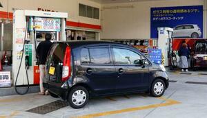 　長崎市内のガソリンスタンド＝１２日午後