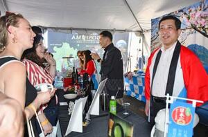 「全米桜祭り」の日本ストリートフェスティバルで、鹿児島県の県産品や観光地をPRする塩田康一知事(右端)=11日、米ワシントン(共同)