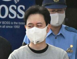 送検されるグエン・ビン・ズゥン容疑者=8日午前、横浜・神奈川署