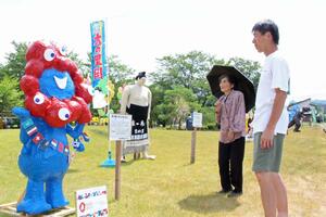 地域住民らの自信作が並ぶおぐにかかしまつり=5日、長岡市小国町法坂