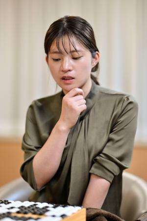 第44期女流本因坊戦5番勝負の第4局で星合志保四段に敗れ、対局を振り返る藤沢里菜女流本因坊=22日午後、東京都千代田区の日本棋院