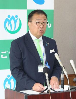 磐越道マイクロバス事故の影響について話す田辺正幸五泉市長=28日、五泉市南本町1