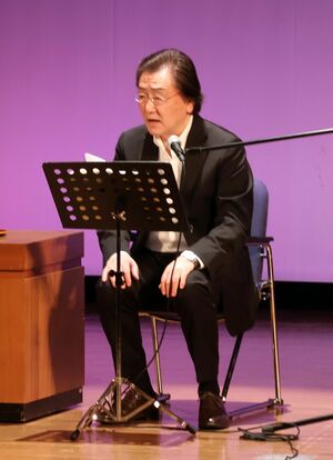 「山椒大夫」を朗読する堀井真吾さん=湯沢町湯沢