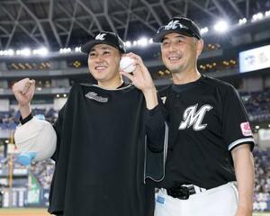 プロ初勝利を挙げ、吉井監督(右)と記念撮影に応じるロッテ・広池=京セラドーム