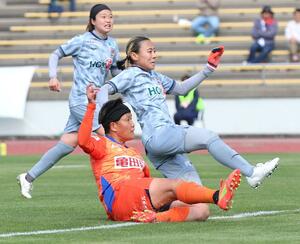 新潟L-長野 後半23分、FW道上彩花がクロスに合わせて4-1=新潟市陸上競技場(写真映像部・富山翼)