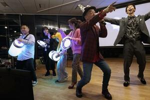 イベントで歌うかしわ哲さん（右から２人目）と「ハグドラム」などを演奏する参加者＝東京都品川区