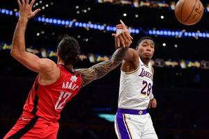 　ロケッツ戦で競り合うレーカーズの八村塁＝２５日、ロサンゼルス（イマジンイメージズ・ロイター＝共同）