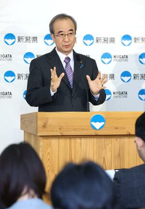 定例記者会見で被災者支援について語る花角英世知事=7日、県庁