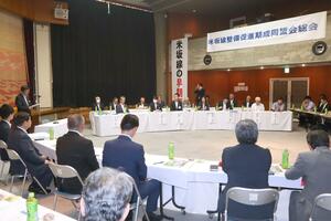 JR米坂線の早期復旧を目指し、事業計画などを決定した米坂線整備促進期成同盟会の総会=6月17日、山形県小国町