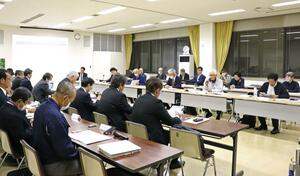 東京電力柏崎刈羽原発の安全管理体制などについて議論した「原発の透明性を確保する地域の会」=5月8日、柏崎市荒浜1