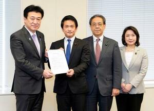 　木原官房長官（左端）に日米首脳会談に関する提言を手渡した（左２人目から）中道改革連合の小川代表、立憲民主党の水岡代表、公明党の竹谷代表＝１９日午前、国会