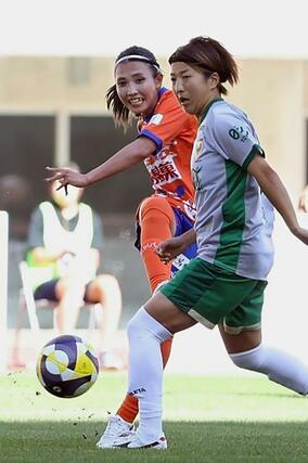 新潟Ｌ－日テレ東京Ｖ　後半、ＦＷ滝川結女がシュートを放つがブロックされる＝デンカビッグスワン