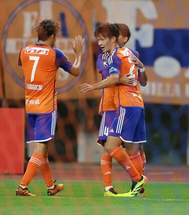 前半、ＦＷ長倉幹樹が先制ゴールを決める＝デンカビッグスワン