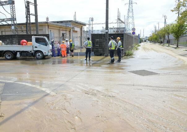大量の雨水や近隣の貯水池からあふれ出した水で浸水した、えちごトキめき鉄道直江津変電所。浸水を防ぐ入り口の板を乗り越えて、道路から水が入ったとみられる=3日、上越市国府4