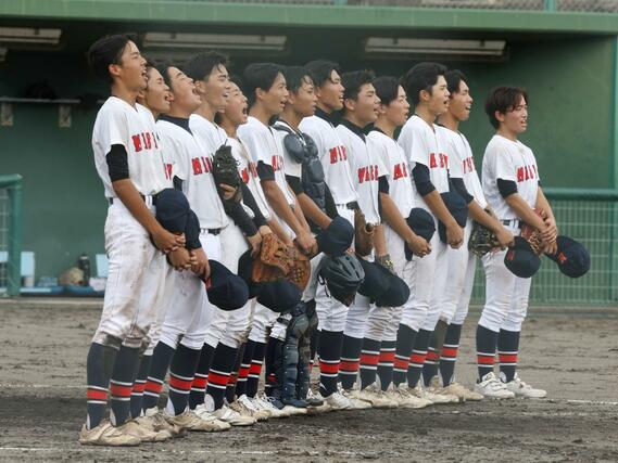 加茂農林－新潟西　５回コールドで加茂農林を破り、校歌を歌う新潟西の選手たち＝新発田市五十公野