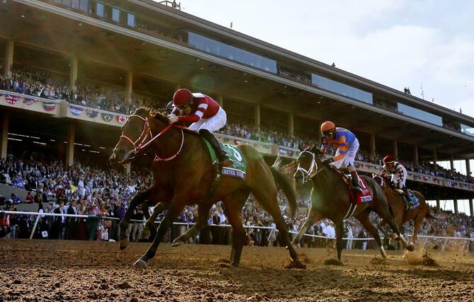 ＢＣクラシックで優勝した坂井瑠星騎乗のフォーエバーヤング（左）＝デルマー競馬場（共同）