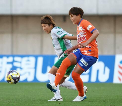 新潟Ｌ－日テレ東京Ｖ　後半、パスを出すＦＷ那須野陽向＝デンカビッグスワン