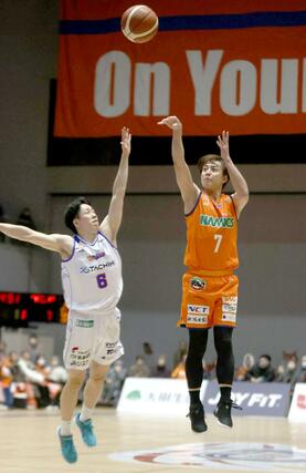 新潟－立川　第１クオーター、五十嵐圭が３点シュートを決め１５－７に離す＝アオーレ長岡