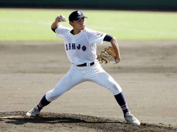 見附－三条　一回裏、投球する三条の先発星野＝９月１１日、長岡市の悠久山球場