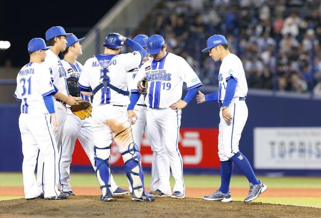 ９回広島１死満塁、同点となる押し出し四球を許し、相川監督（右）に交代を告げられるＤｅＮＡ４番手の山﨑康晃（右から２人目）＝エコスタ