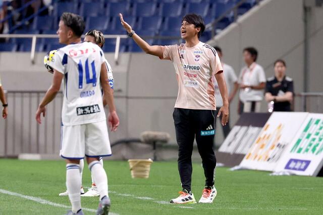 浦和－新潟　急きょ指揮を執った新潟の吉本岳史ヘッドコーチ＝埼スタ
