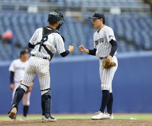 帝京長岡－北越　８回裏、マウンドで捕手とグータッチを交わす北越の先発・渡邉樹希＝エコスタ