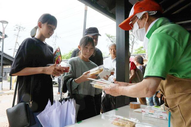 多くの親子連れが集まった縁日のような雰囲気の「出張こども食堂」＝６月３０日、石川県輪島市