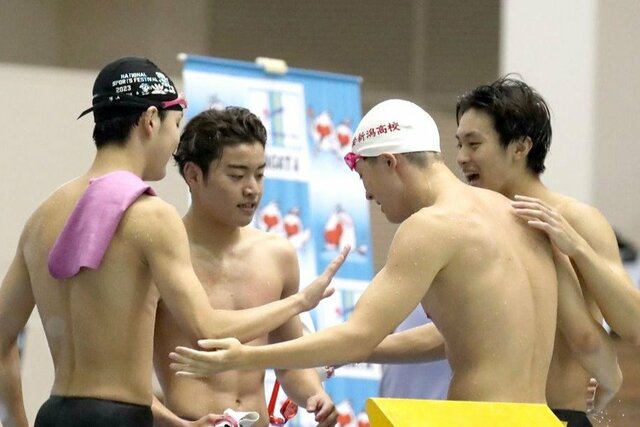 男子４００メートルメドレーリレー決勝　大会初優勝を飾り、喜ぶ新潟の選手たち＝長岡市