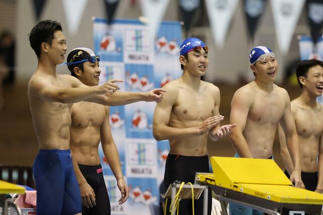 男子４００メートルメドレーリレー決勝　県高校新記録を出し、喜ぶ長岡大手の選手たち＝１９日、長岡市のダイエープロビスフェニックスプール