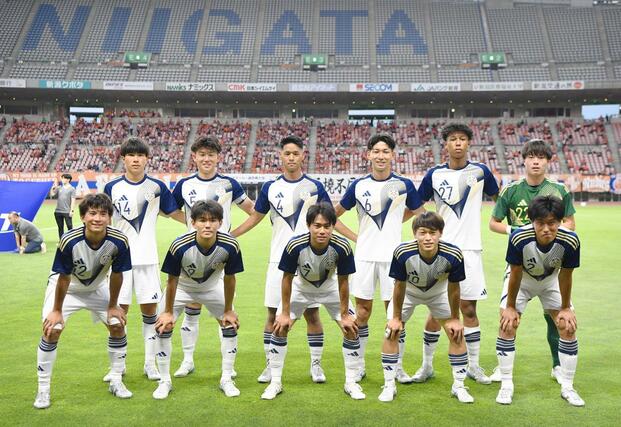新潟戦に臨む東洋大イレブン=デンカビッグスワン