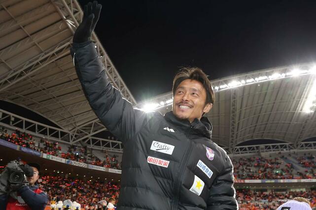 ホーム最終戦セレモニーの後、スタンドのサポーターの声援に応えるＭＦ島田譲＝１１月３０日、デンカビッグスワン