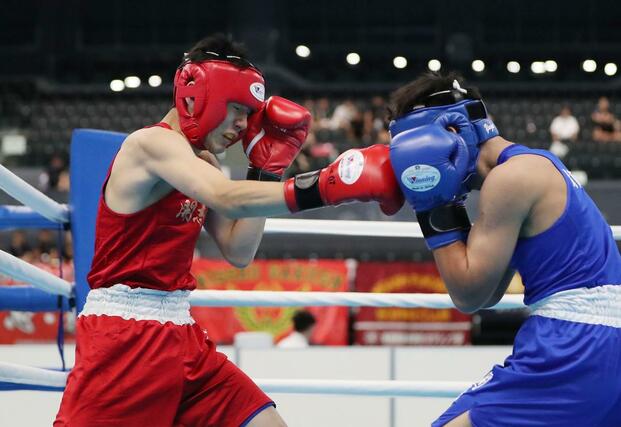 ライト級準々決勝　攻め手を探る開志学園の天井澤祐志（左）＝佐賀県ＳＡＧＡサンライズパーク