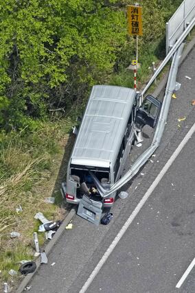 福島県郡山市の磐越自動車道でガードレールに衝突したマイクロバス＝5月６日午後０時１４分（共同通信社ヘリから）