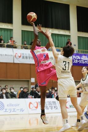 新潟-SMBC 第1クオーター、攻めるデンベル・サナタ=21日、阿賀野市水原総合体育館