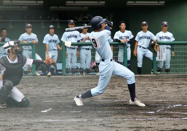 ２回、先制の２点適時打を放つ新潟明訓の太田悠駿選手＝五十公野公園野球場