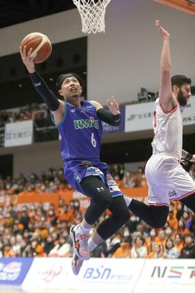 新潟－埼玉　第３クオーター、長谷川智伸がスチールから速攻を決め、５０－４６＝アオーレ長岡