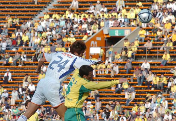 
後半２２分、新潟の森田（左）がＪ１初ゴールを決め１点差に迫る＝２００４年４月１８日、国立競技場
